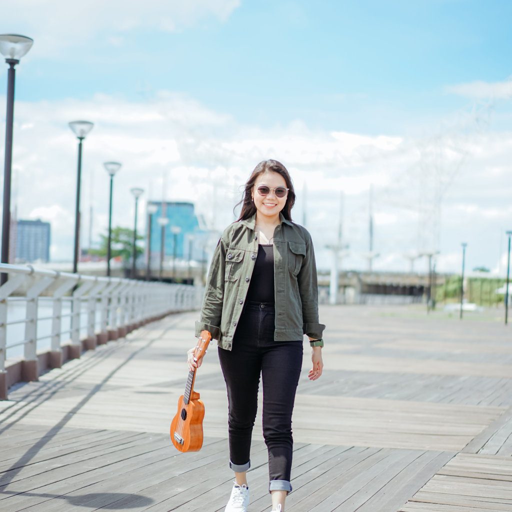 vecteezy_playing-ukulele-of-young-beautiful-asian-woman-wearing_37374613 undanganyukk.id